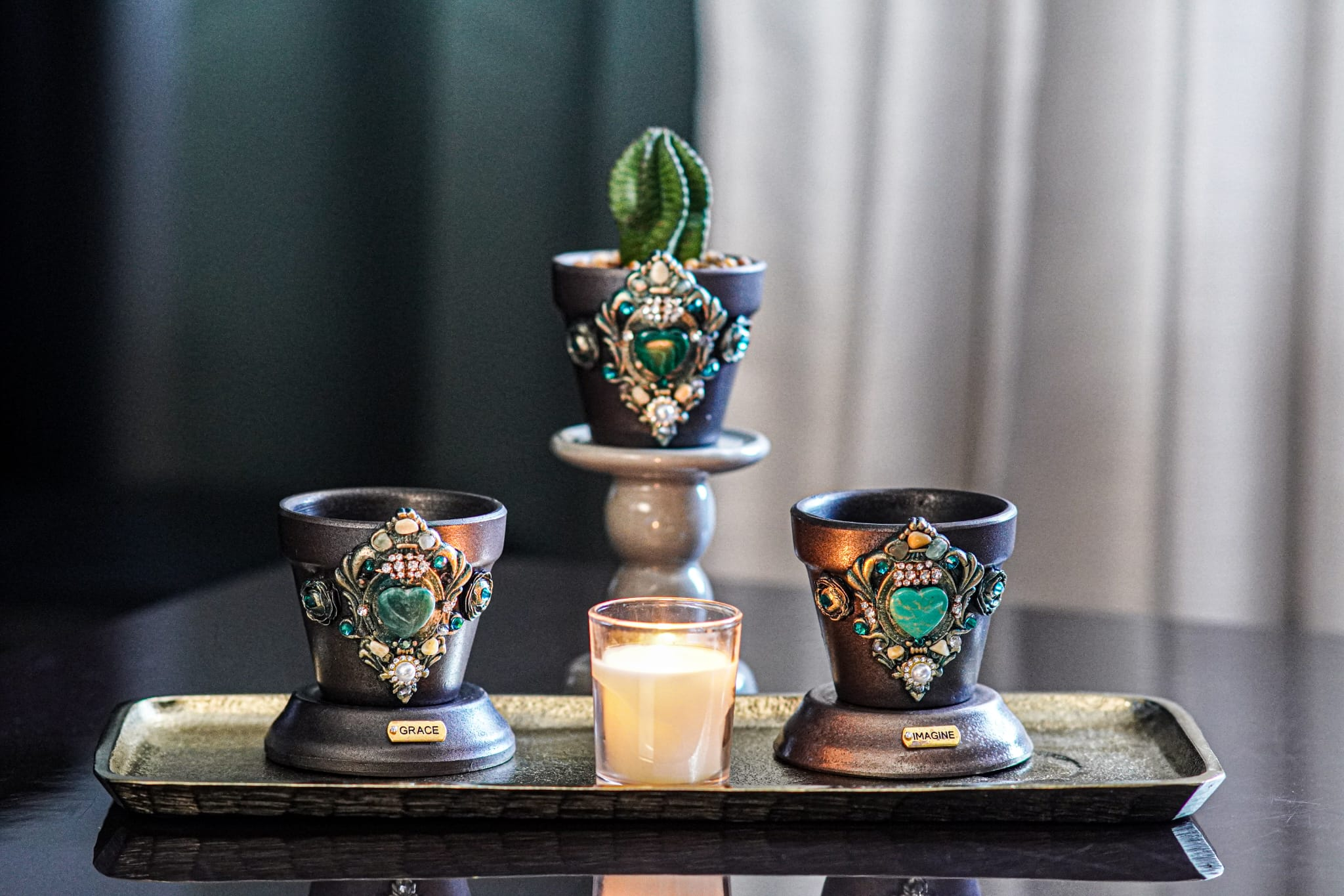 Abumarí artisan succulents with crystals